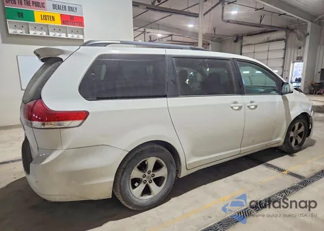 2013 Toyota Sienna Le z USA, uszkodzony, nr VIN 5TDKK3DC1DS371857